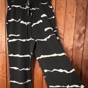 Black Wide-Leg Capri Pants with White Stripe Print